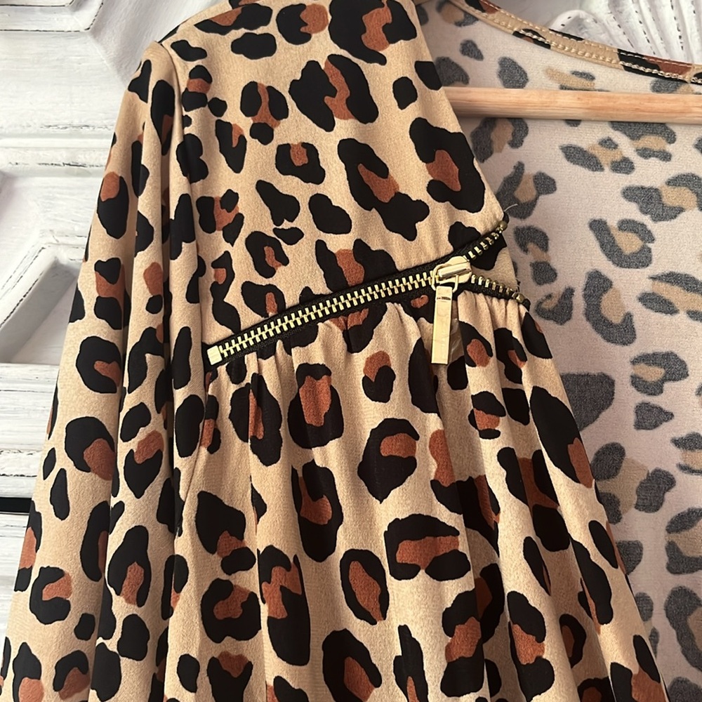 Lane Bryant Size 14/16 Leopard Print Wrap Top with Gold Zipper Detailing. - Picture 3 of 7